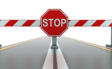 Kamion csúszott az árokba, lezárták a 85-ös főutat