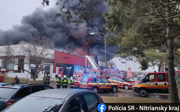 Hatalmas tűz Nagysurányban, több mint 80 tűzoltó ment a helyszínre