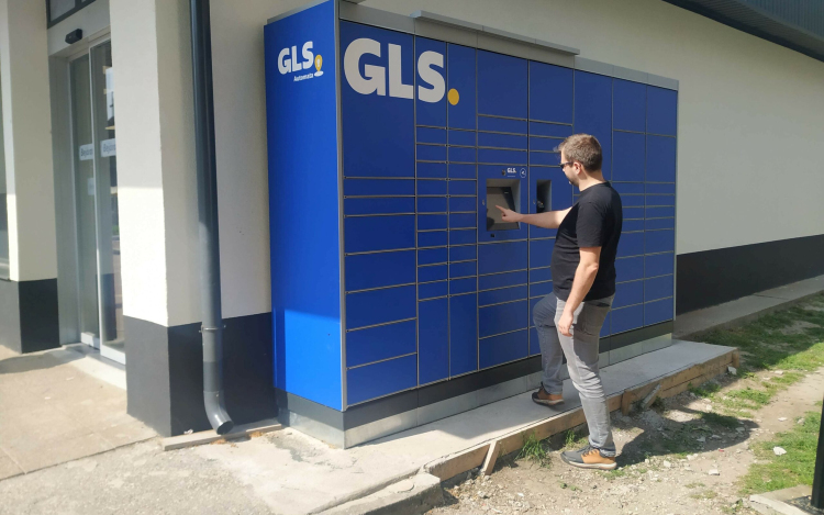 Bokatörő csomagautomata a Jereváni úton