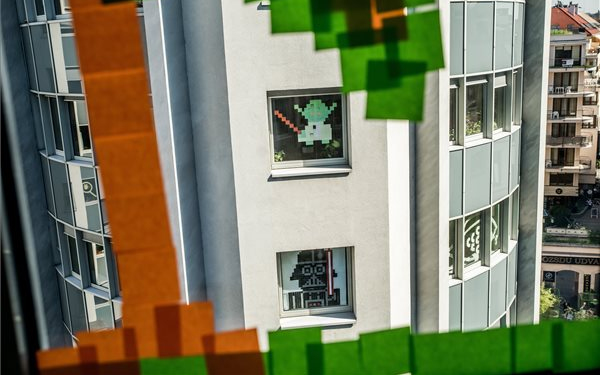 Post-it lapokkal üzennek egymásnak két irodaház dolgozói Budapesten