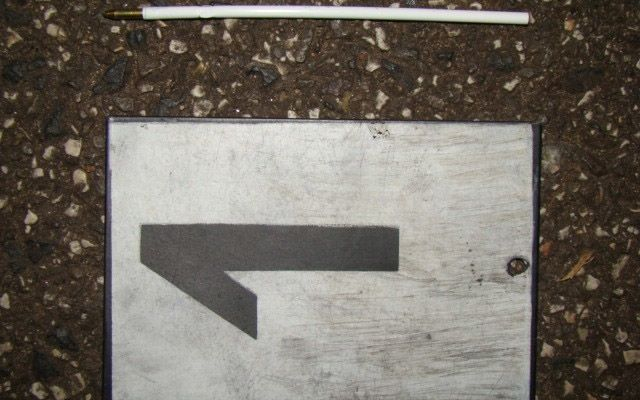 Golyóstollal akarta feltörni az autót