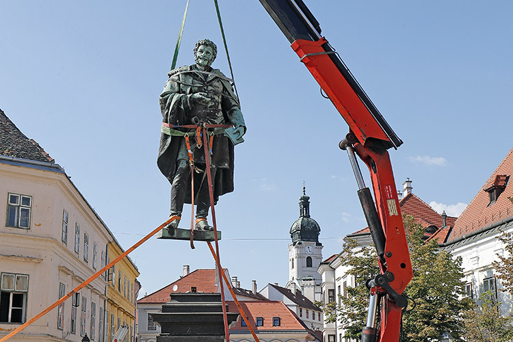 Elszállították a Kisfaludy- szobrot