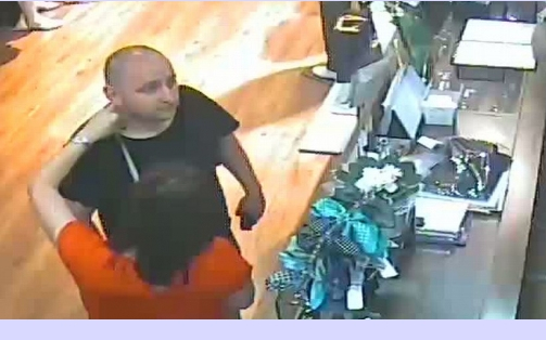 Autóból lopott táskát, a benne lévő bankkártyával vásárolni ment