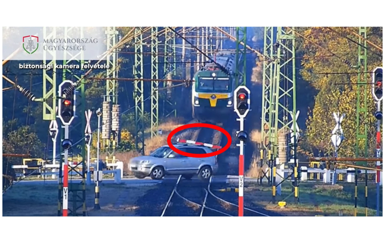 Videó! Letörte a sorompót, másodperceken múlt a baleset