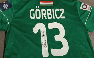 Licit Görbicz Anita dedikált mezére – a menhelyi állatokért!