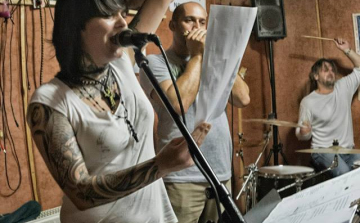 Szingli lett, meghízott, de jól van Oláh Ibolya