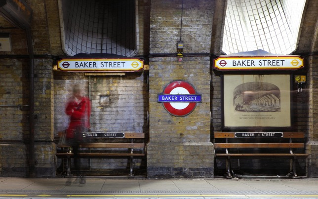 Metró alá zuhant egy kisbaba a babakocsiból édesanyjával