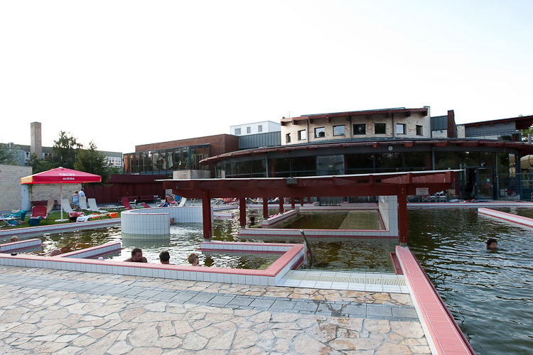 Hétfőn nyit a sátras uszoda