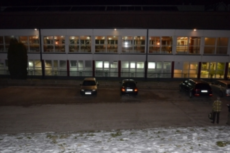 BMW-t lopott a győri uszoda parkolójából