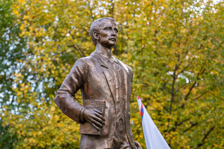 Szobor őrzi Tihanyi Árpád emlékét