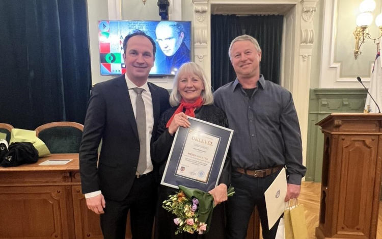 Háromszoros elismerés