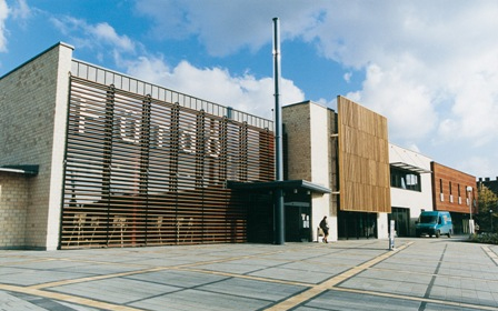 Tűz ütött ki a győri fürdő területén