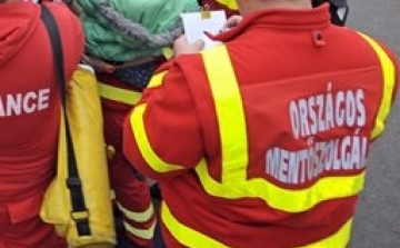 Őrjöngve ütötte meg a mentőápolót Győrben 