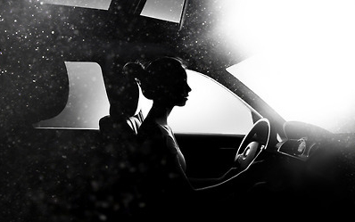 Ütötte, majd kilökte feleségét az autóból Sopronban 