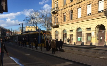 Szörnyű baleset történt Budapesten - Leállt a 4-es és a 6-os villamos is