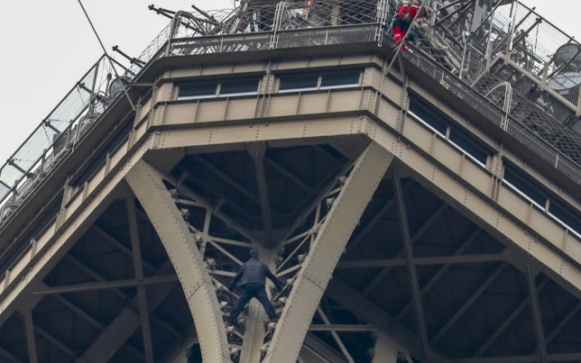Felmászott egy férfi az Eiffel-toronyra, elfogták