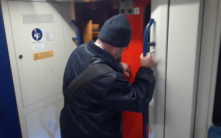 Nyitott ajtókkal ment tovább egy vonat Budapestről