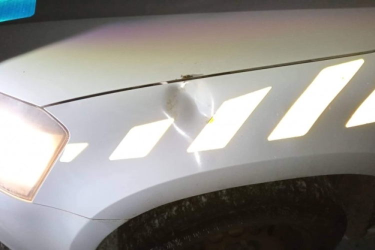 Ismét megdobálták a rendőröket az illegális migránsok – VIDEÓ