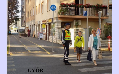 Tanévkezdés iskolarendőrökkel - képekkel, videóval