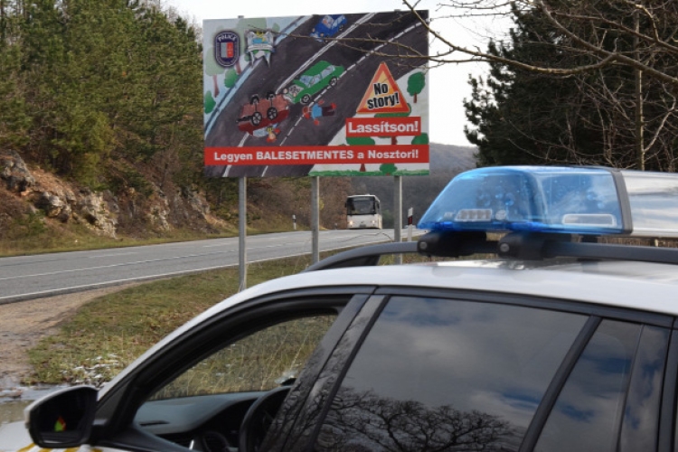 Ismeretlen közúti táblákat helyezett ki a rendőrség a Balaton mellett