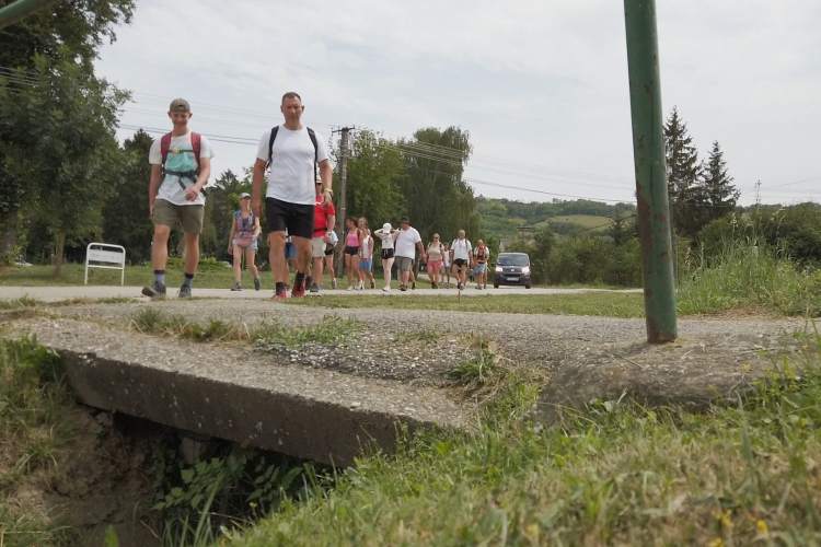 Győrladamérról gyalogolnak a Balatonig