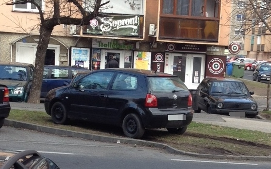 Így ne parkoljunk - Szabálytalan parkolás a Földes Gábor úton 