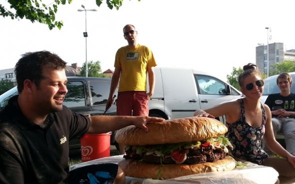 Óriás hambureg és jótékonysági evőverseny