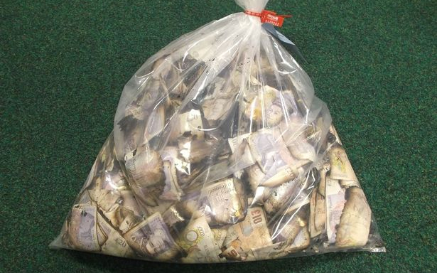 Hatvanezer font ( kb. 21 millió forint ) ázott egy folyóban!