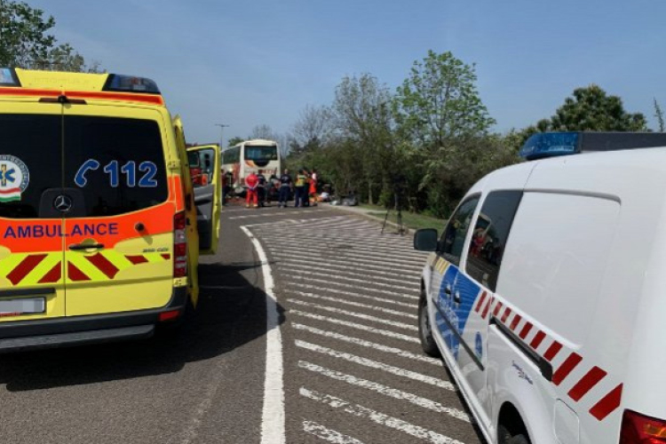 Szándékosan hajthatott bele egy  buszba egy suzukis az M3-as pihenőben