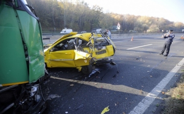 Szörnyű baleset az autópályán Gödöllőnél- Roncsaira tört az autó