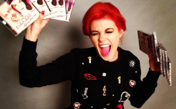 Csobot Adél pumukli vörös lett