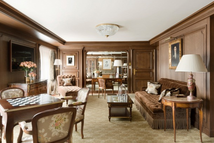 Elárverezik a híres párizsi hotel bútorait