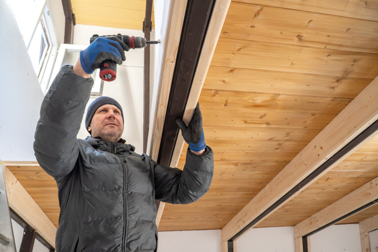 Négy faház megújul a győrújbaráti gyermektáborban
