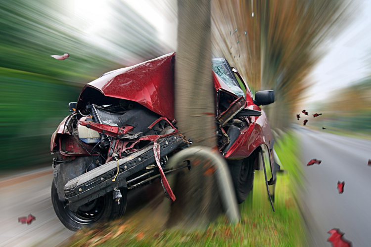 Fának csapódott egy autó Kapuváron 