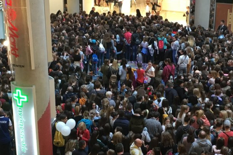 Tinik tiporták egymást a budapesti plázában