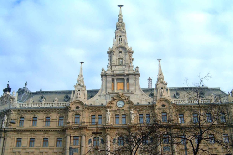 Két budapesti luxusszállodát is eladtak