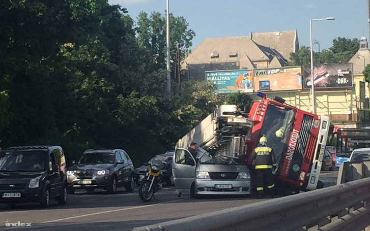 Személyautóra borult egy tűzoltóautó a Budaörsi úton 