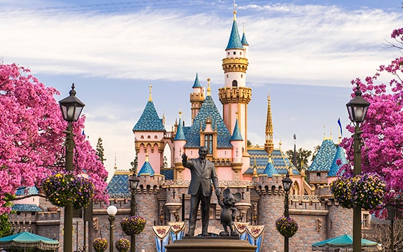 Lövöldözni akart a Disneylandben, öt lájkért cserében