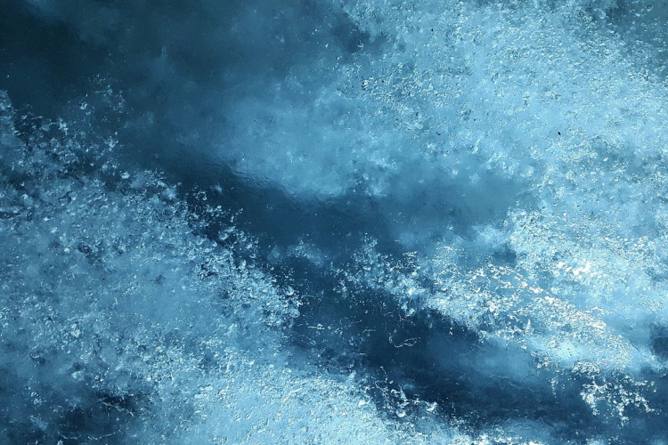 Milyen jégvastagságnál biztonságos a szabad vizek jegén tartózkodni?