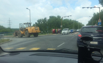 Markoló és személyautó ütközött a Pápai úton