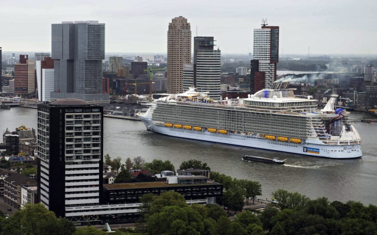 A tengerbe zuhant egy előadóművész a világ legnagyobb óceánjárójáról, karácsony napján 