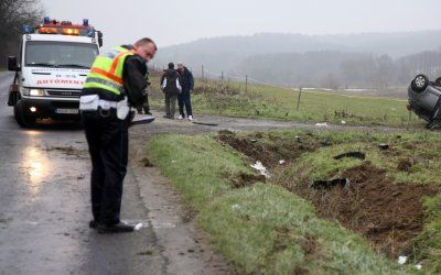 Ketten megsérültek, amikor felborult egy autó a 75-ös úton