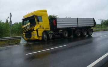 Keresztbe fordult egy kamion a 85-ösön