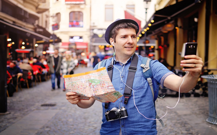 Nyaralás előtti kisokos: hogyan használhatom a telefonomat külföldön?