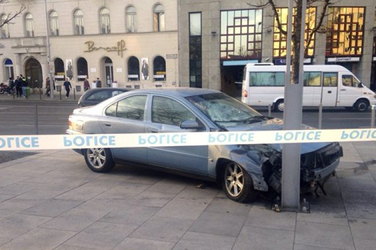 Szörnyű baleset Budapesten - Több embert gázolt el egy járdára hajtó autós az Erzsébet térnél