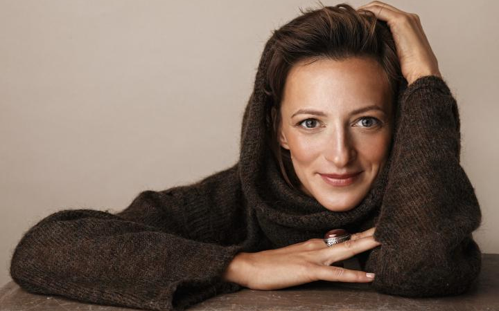 Szalóki Ági október 2-án a Vaskakas Bábszínházban