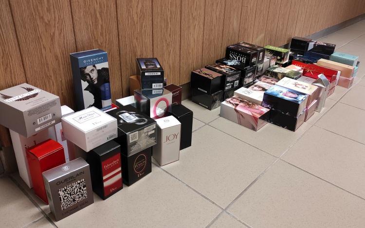 Hamis parfümöt árult, a NAV is akart vásárolni