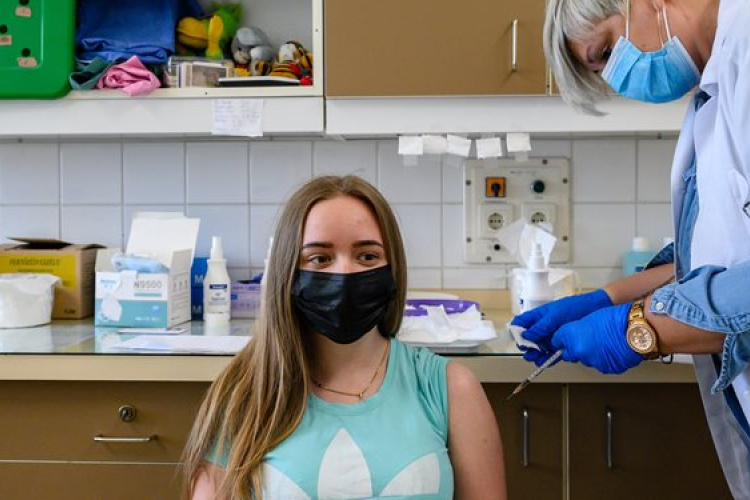 Szlávik: kedvező a 16-18 évesek oltási hajlandósága