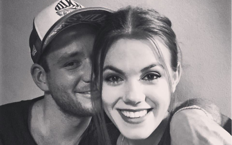 Csobot Adél babát vár