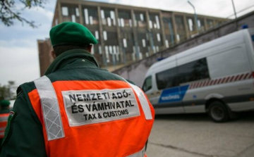 Hamis ruhák a teherautóban – 125 millió forintos fogás az autópályán